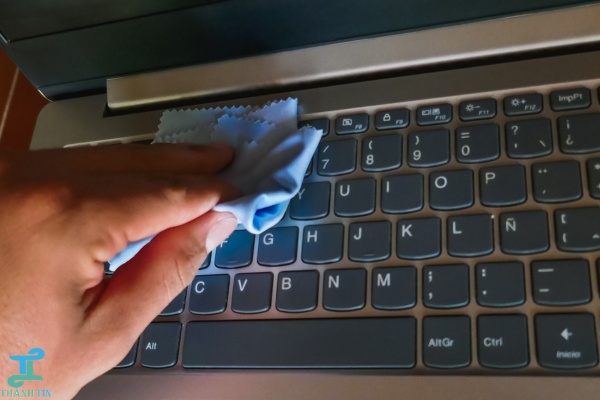 Dịch vụ vệ sinh máy tính Quận 4 dòng xách tay