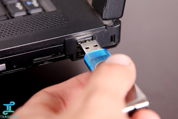 Đổi cổng USB để sửa lỗi không tìm thấy driver khi cài Win 7