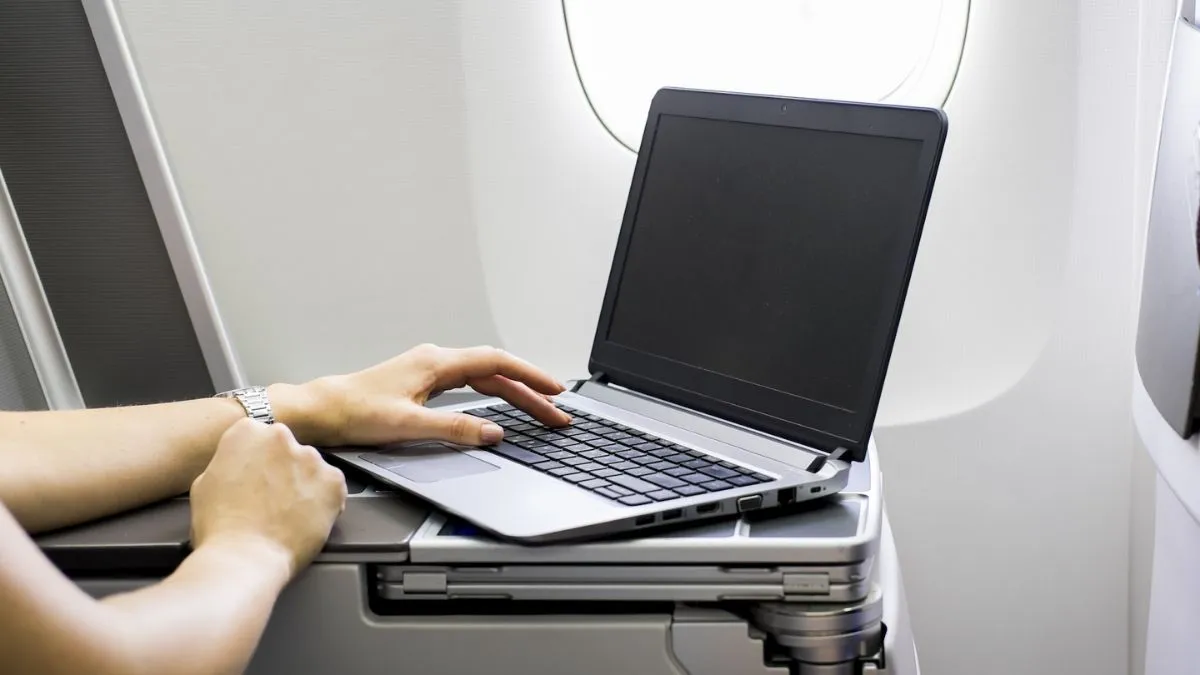 Hành khách được phép mang laptop trong hành lý xách tay khi đi máy bay