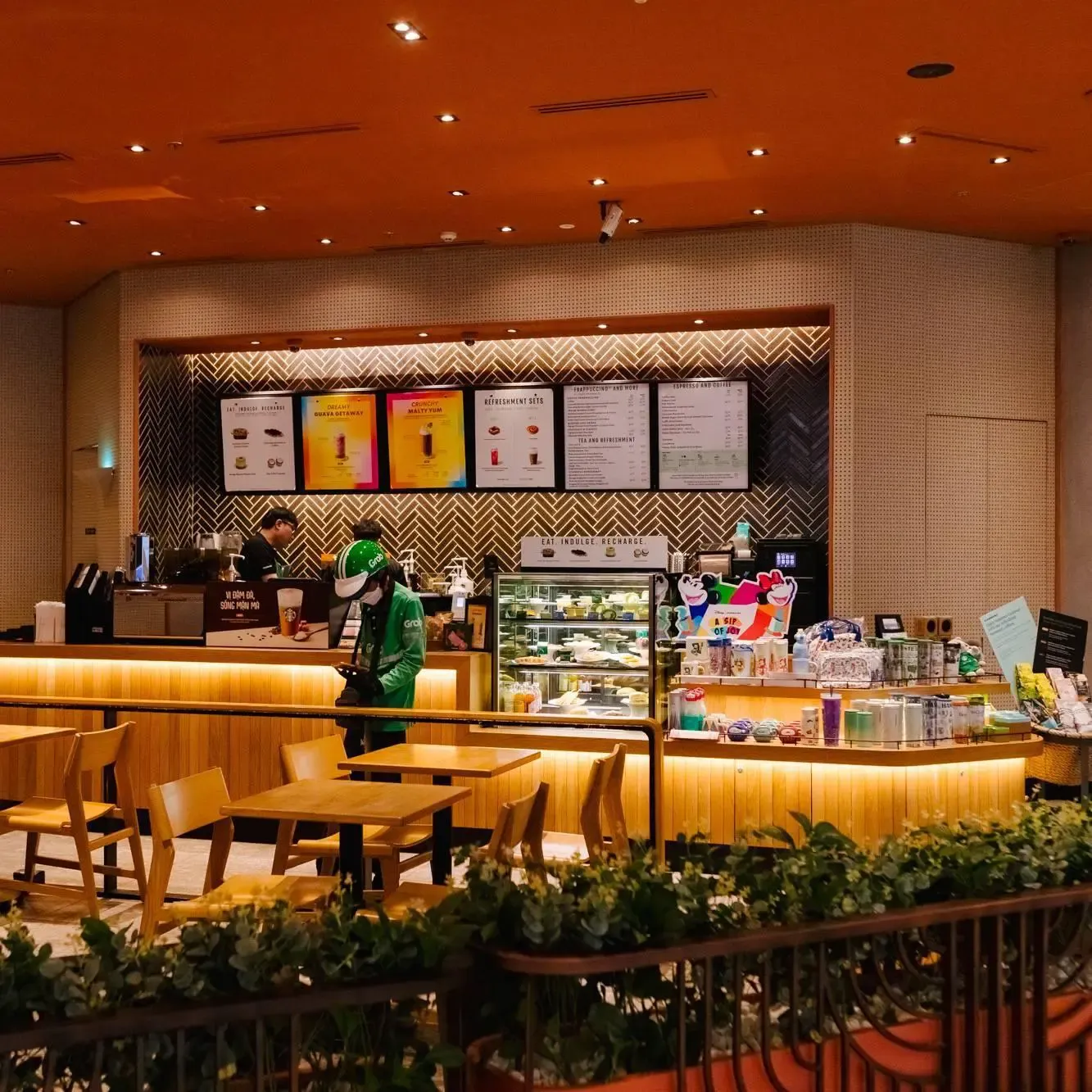 Không gian tại Starbucks rộng rãi và hiện đại (Nguồn: Internet)