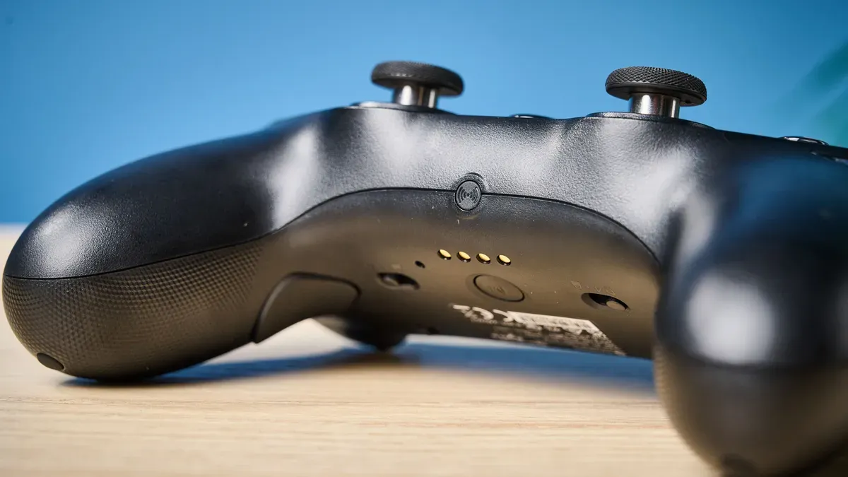 Cổng kết nối USB-C và các phím chức năng đỉnh máy