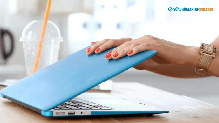 Lưu ý về nhiệt độ khi gập màn hình laptop vẫn hoạt động
