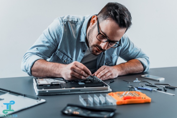 Giá sửa màn hình pc bị vỡ dao động từ 1-4 triệu