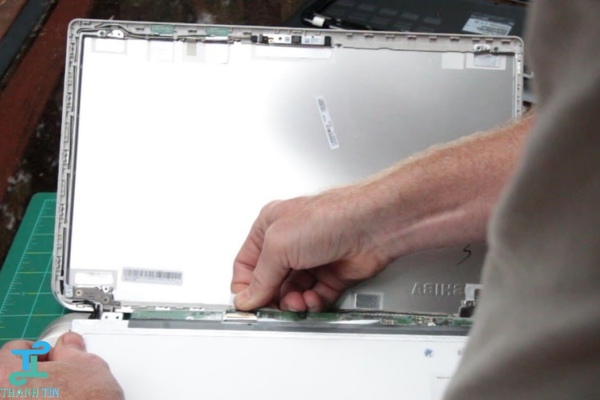 Thay panel màn hình máy tính giá bao nhiêu?