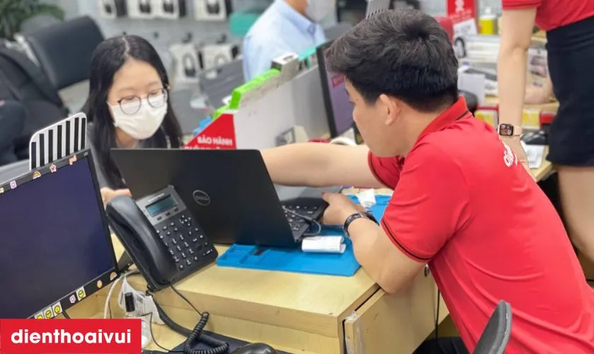 Thao tác tháo dỡ màn hình cũ trên dòng máy Dell văn phòng