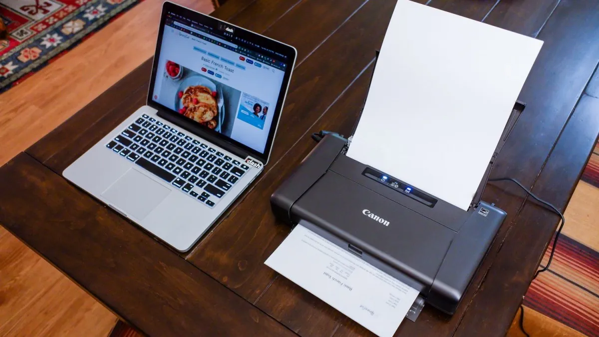 Hệ thống các thiết bị ra phổ biến bao gồm màn hình, loa và máy chiếu chuyên dụng