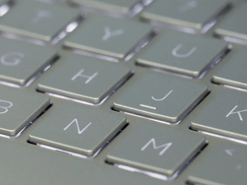 Bàn phím có đèn nền tiện lợi trên HP Envy 13 ah0027TU