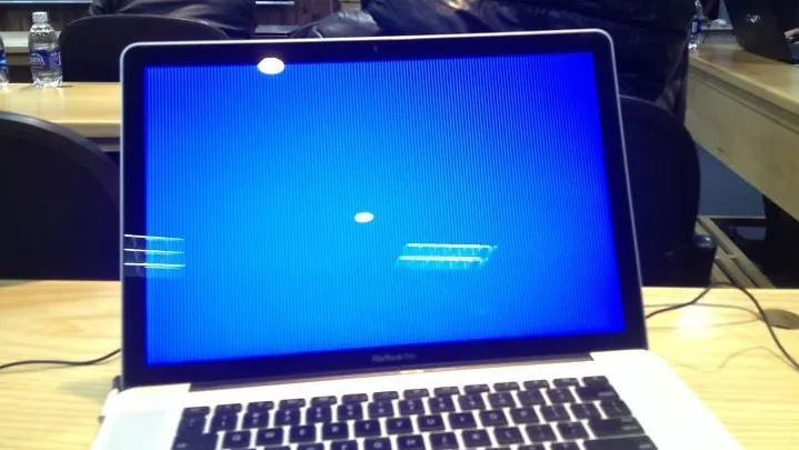 Màn hình xanh chết chóc và treo máy là dấu hiệu ổ cứng laptop đang gặp sự cố nghiêm trọng