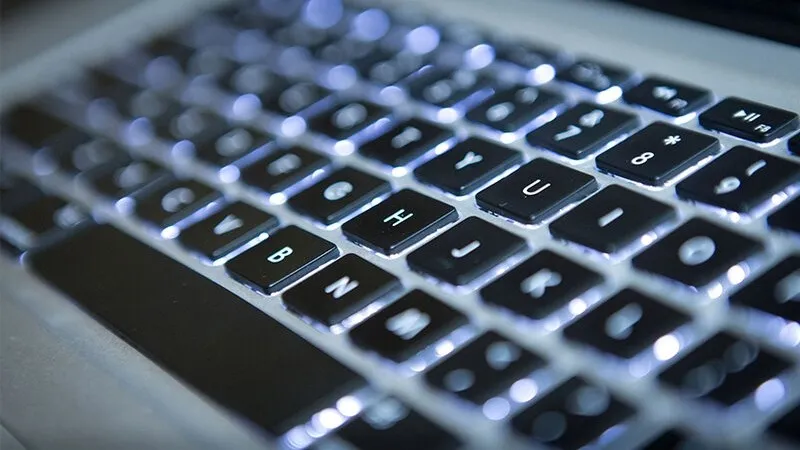 Bàn phím laptop thường gặp nhiều sự cố do sử dụng thường xuyên