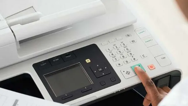 Khởi động máy in trước khi kết nối với các thiết bị khác