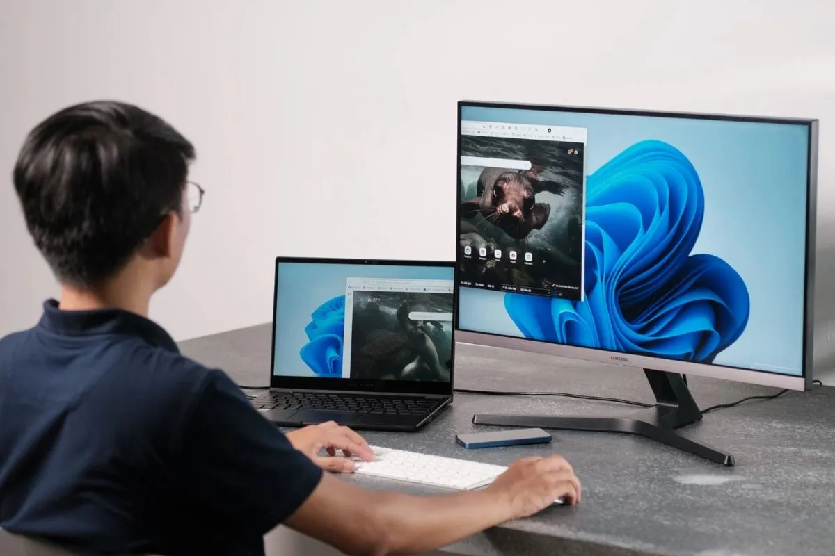Thay vì phải mua thêm một chiếc màn hình mới, bạn tận dụng chiếc màn hình laptop sẵn có để làm màn hình phụ