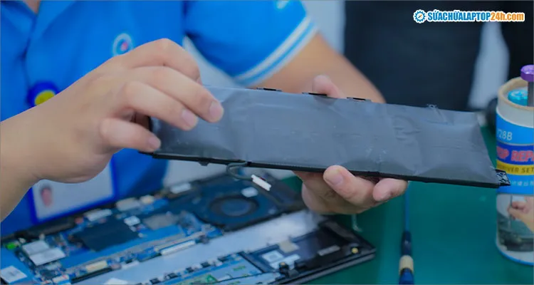 Pin laptop phồng tạo nhiệt dư thừa và có nguy cơ cháy nổ