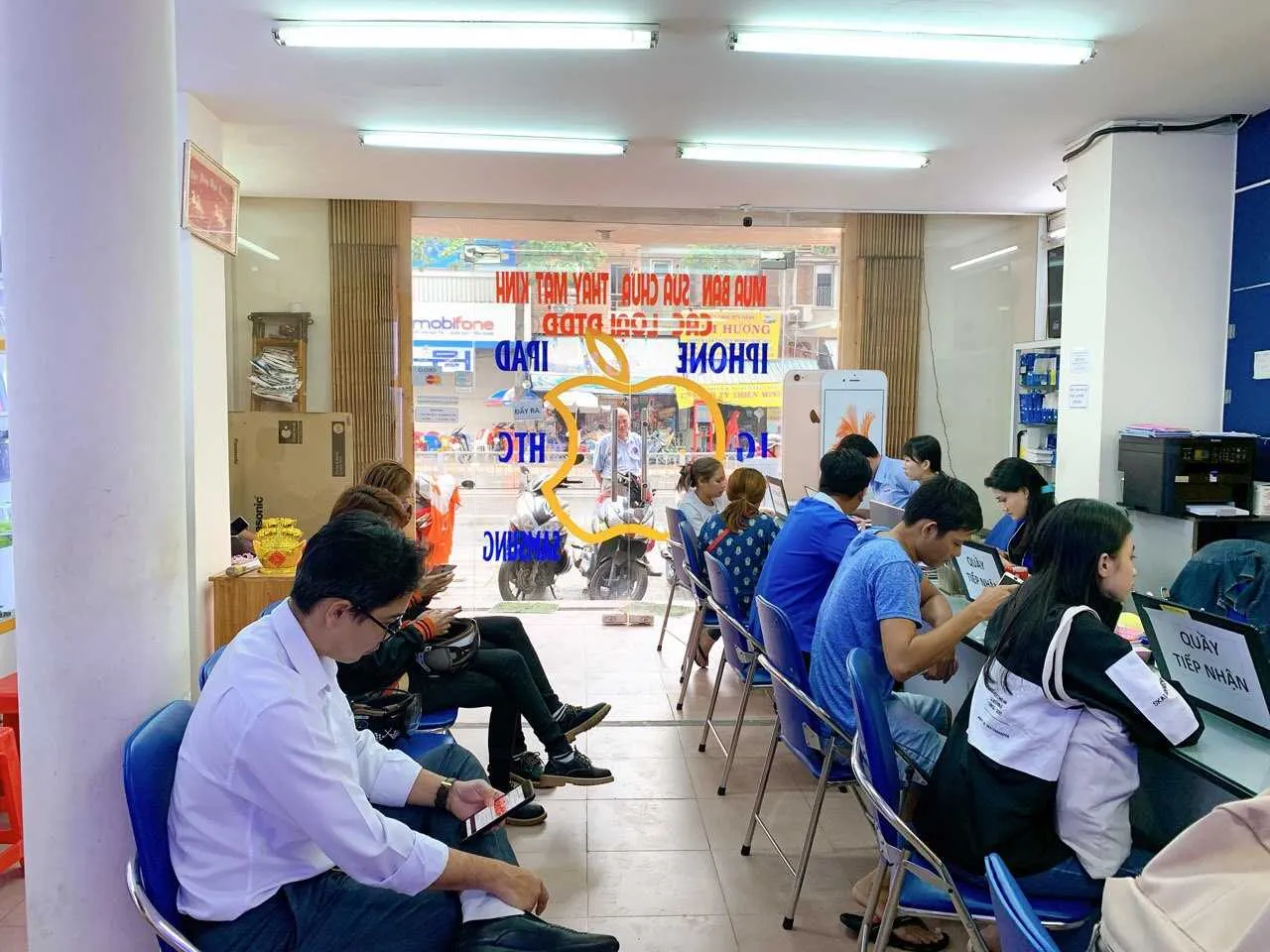 Khách hàng đến kiểm tra lỗi trên điện thoại