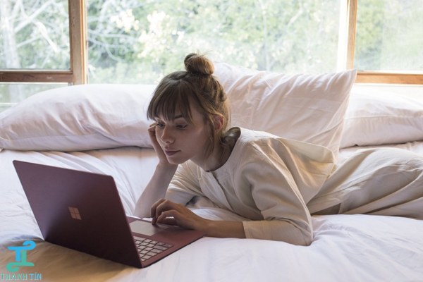 Không sử dụng laptop trên chăn hoặc gối khiến laptop nhanh bị nóng