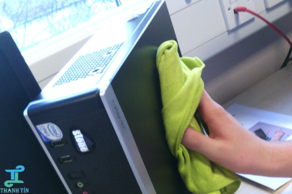 Không dùng khăn quá ẩm khi vệ sinh cây máy tính