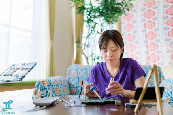 Không nên tự sửa laptop tại nhà nếu không có kinh nghiệm