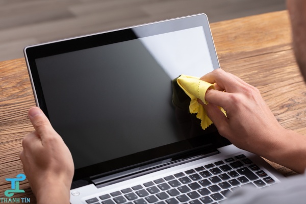Khử bụi thường xuyên để tránh màn hình laptop bị nhòe màu hồng
