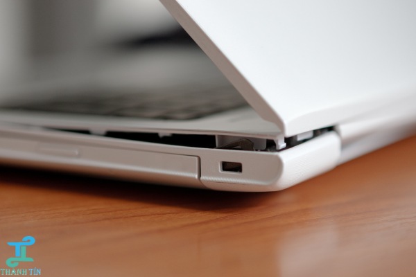 Kiểm tra bản lề laptop bằng tay và mắt