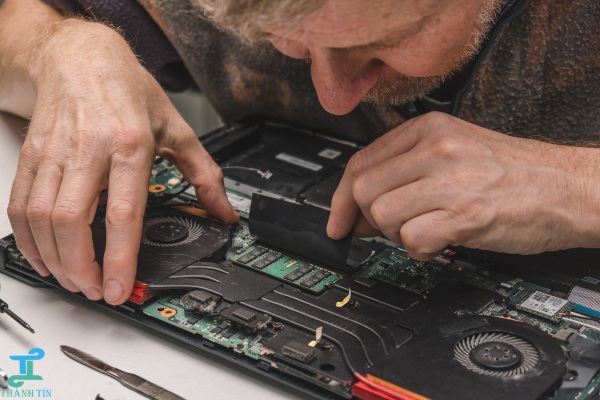 Kiểm tra bộ phận điện tử sau khi vệ sinh máy tính quận Tân Bình hoàn tất