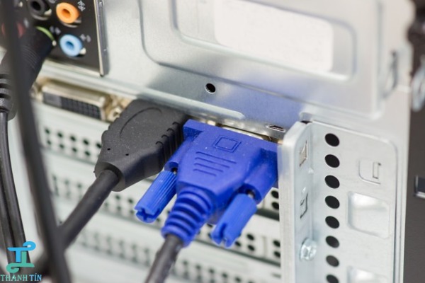 Kiểm tra cáp kết nối để khắc phục màn hình máy tính bị co lại 1 bên