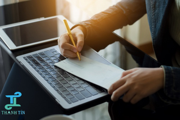 Kiểm tra thiết bị trước khi gọi dịch vụ sửa máy tính Quận 8