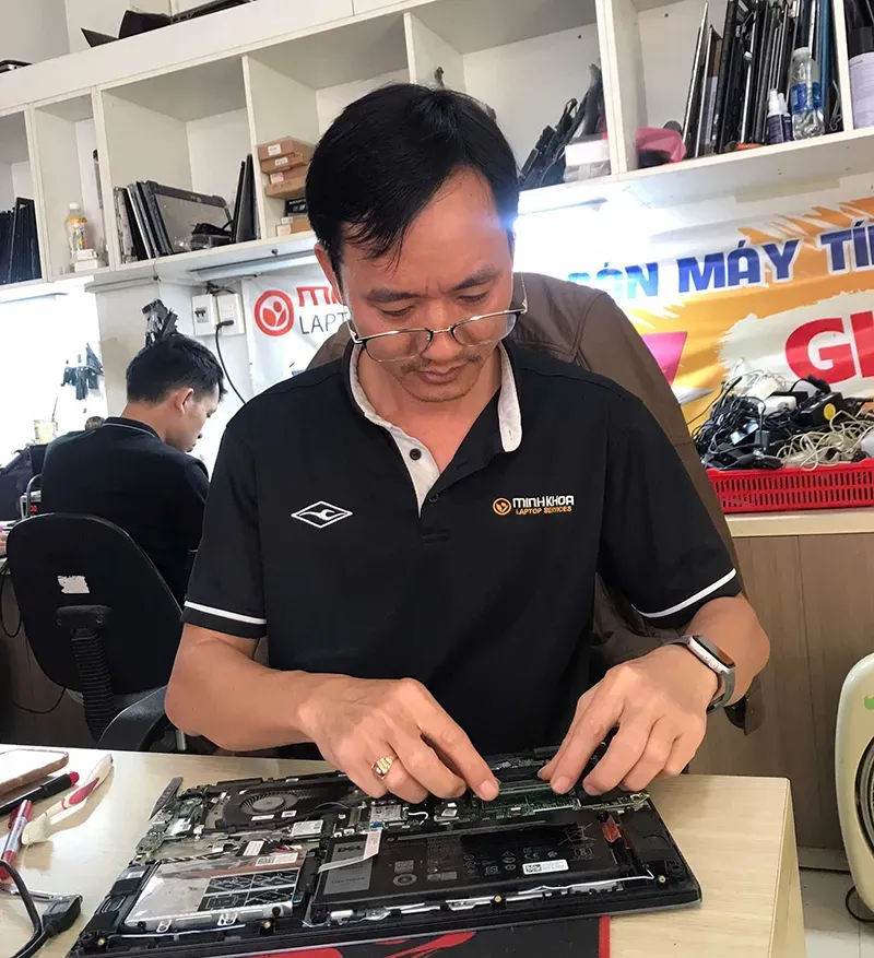 Kỹ thuật viên chuyên nghiệp đang kiểm tra phần cứng máy tính