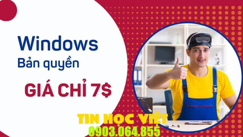 Kỹ thuật viên đang kiểm tra thông số máy tính trước khi cài đặt hệ điều hành mới