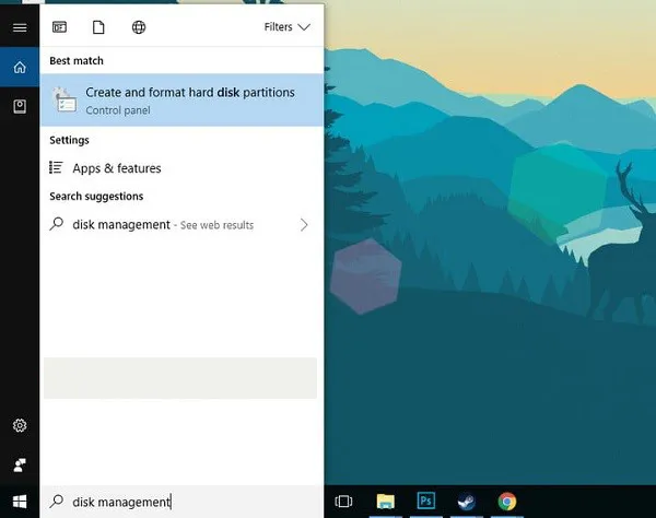 Kỹ thuật viên đang kiểm tra thông số ổ cứng SSD trước khi thực hiện phân vùng