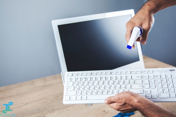 Làm sạch bàn phím và chuột khi vệ sinh máy tính Quận 2