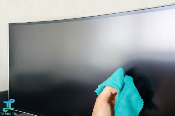 Làm sạch bề mặt máy tính