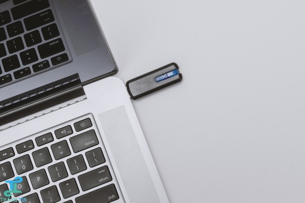 Lau bụi khu vực khe cắm khi vệ sinh máy tính Quận 2