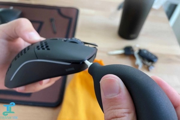 Cách vệ sinh chuột máy tính qua các khe