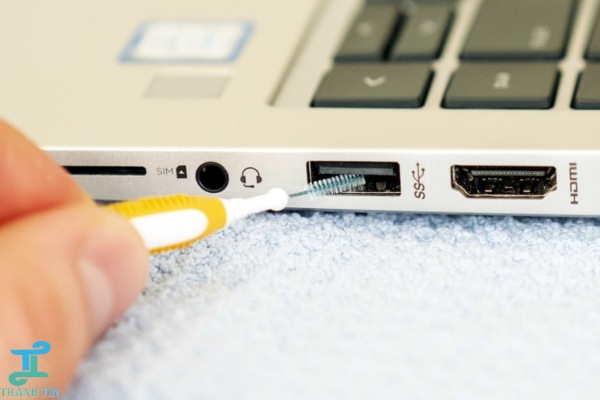 Cách vệ sinh cổng USB laptop chi tiết