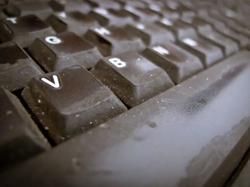 Bụi bẩn tích tụ dưới chân phím là nguyên nhân phổ biến khiến phím bị liệt