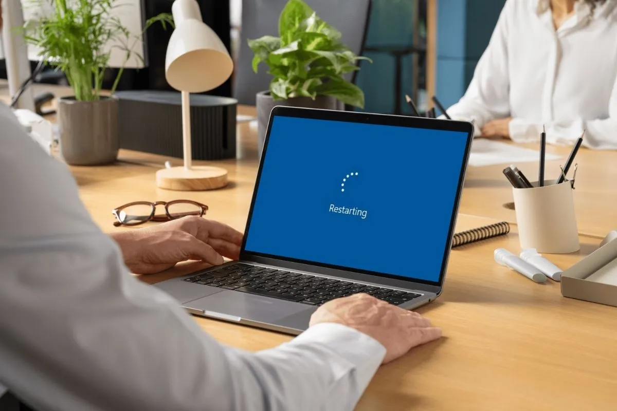 Laptop bị treo Restarting là khi màn hình máy tính đứng yên và màn hình hiển thị Restarting có vòng xoay