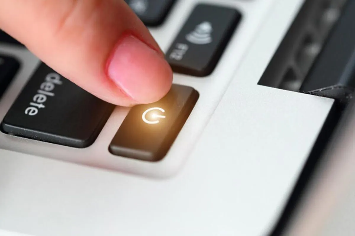 Làm gián đoạn quá trình khởi động lại máy để tránh lỗi bị treo Restarting bước 1 (Hình minh họa)