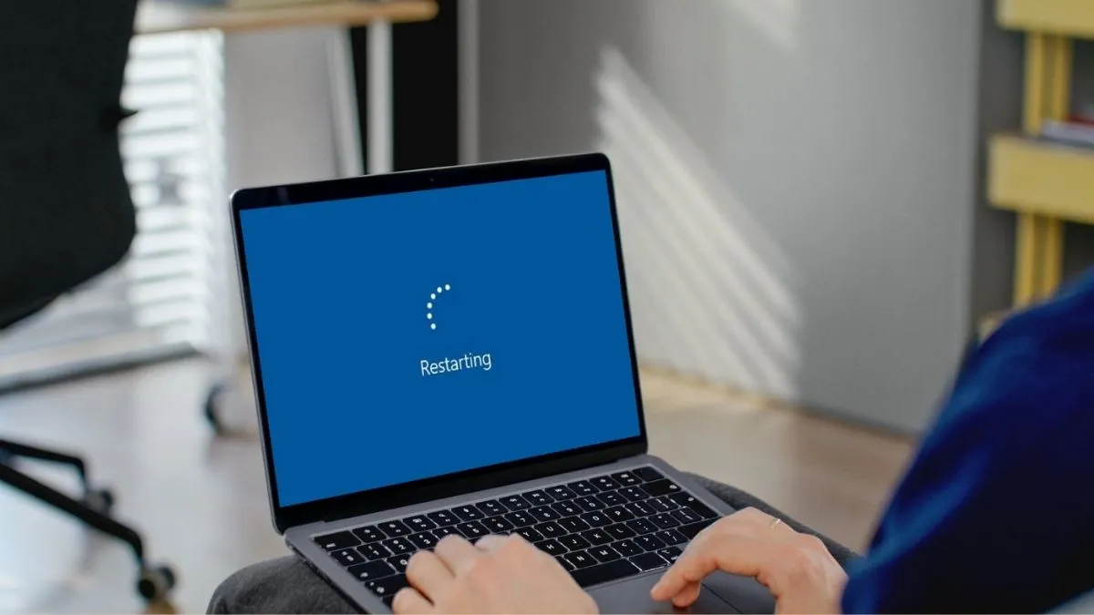 Tìm hiểu về tình trạng và nguyên nhân laptop bị treo Restarting