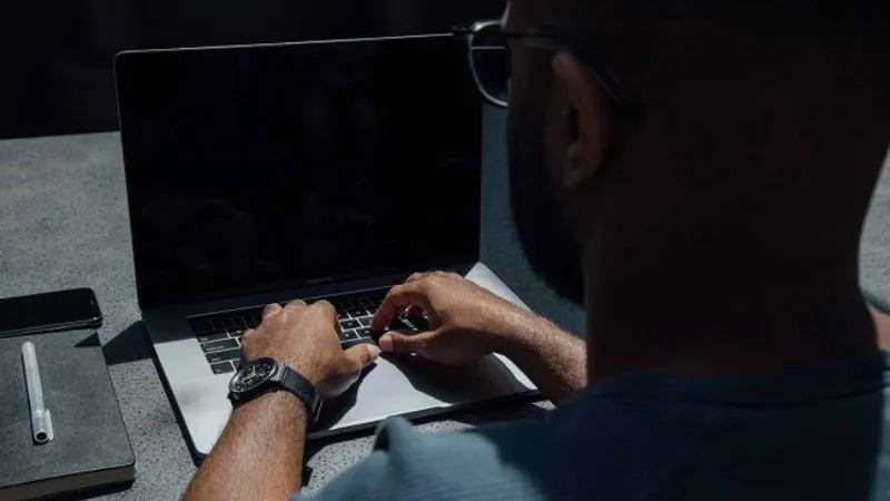 Táº¯t laptop và ngáº¯t káº¿t ná»‘i nguá»“n Ä‘iá»‡n Ä‘á»ƒ ngÄƒn tình tráº¡ng cháº­p Ä‘iá»‡n