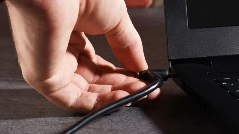 Rút háº¿t các thiáº¿t bá»‹ Ä‘ang Ä‘Æ°á»£c káº¿t ná»‘i vá»›i laptop và tránh xa cháº¥t lá»ng