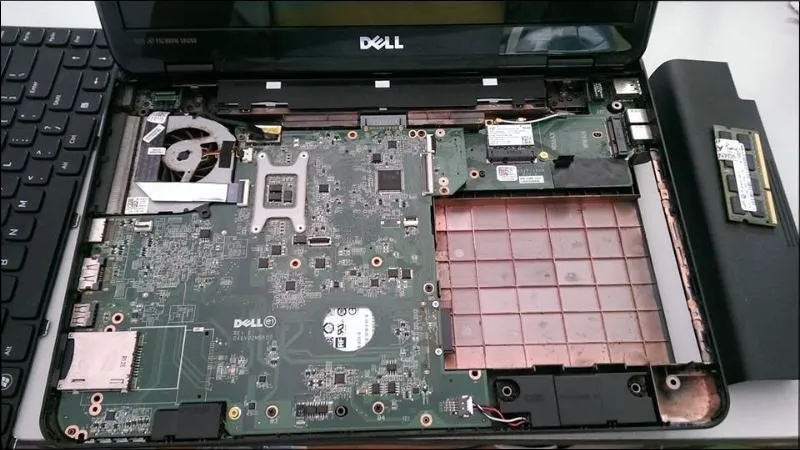 Tháo các linh kiá»‡n bên trong máy náº¿u báº¡n có kinh nghiá»‡m vá» sá»­a chá»¯a