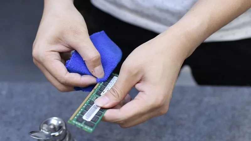 Làm khô các linh kiá»‡n báº±ng khÄƒn khô, má»m và cáº§n tháº­t nháº¹ tay