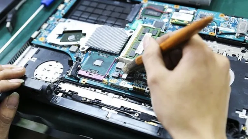 Dùng bình khí nén Ä‘á»ƒ thá»•i cáº·n khô hoáº·c que tÄƒm Ä‘áº§u nhá» Ä‘á»ƒ vá»‡ sinh