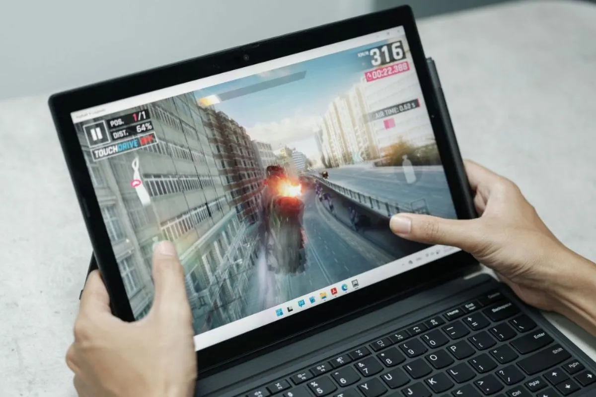 Kiểm tra màn hình laptop cho sinh viên kiến trúc