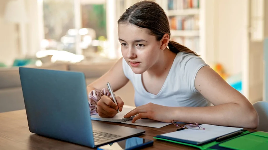 laptop dành cho học sinh cấp 3 nên chọn máy mới hay máy cũ