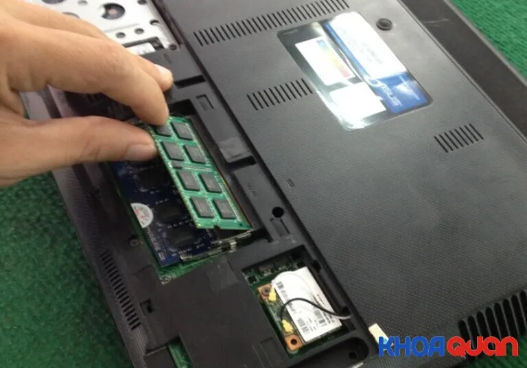 Vệ sinh và kiểm tra lại khe cắm RAM để khắc phục lỗi khởi động đen màn hình