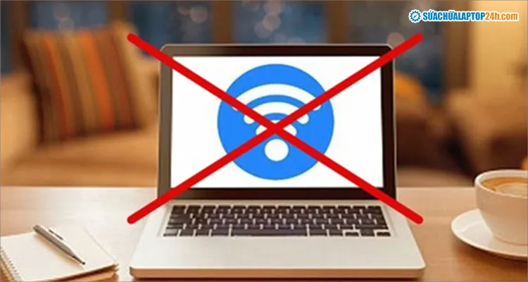 Kỹ thuật viên kiểm tra nguyên nhân laptop không vào được mạng wifi