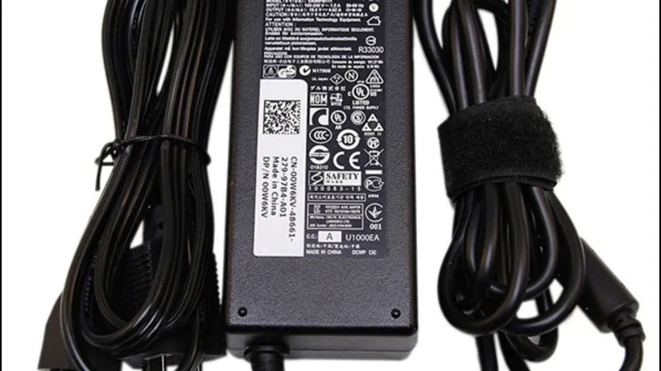 Vệ sinh cổng sạc laptop bằng bàn chải mềm để loại bỏ bụi bẩn