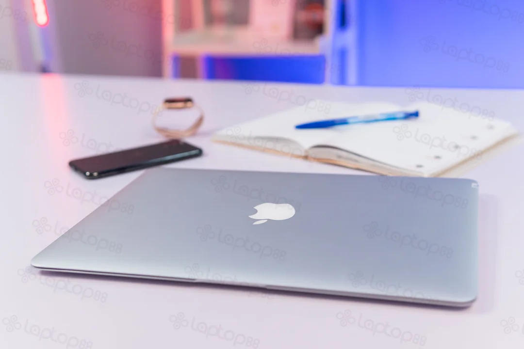 laptop tầm giá 15 triệu 2021 đang được kiểm tra ngoại hình và cấu hình