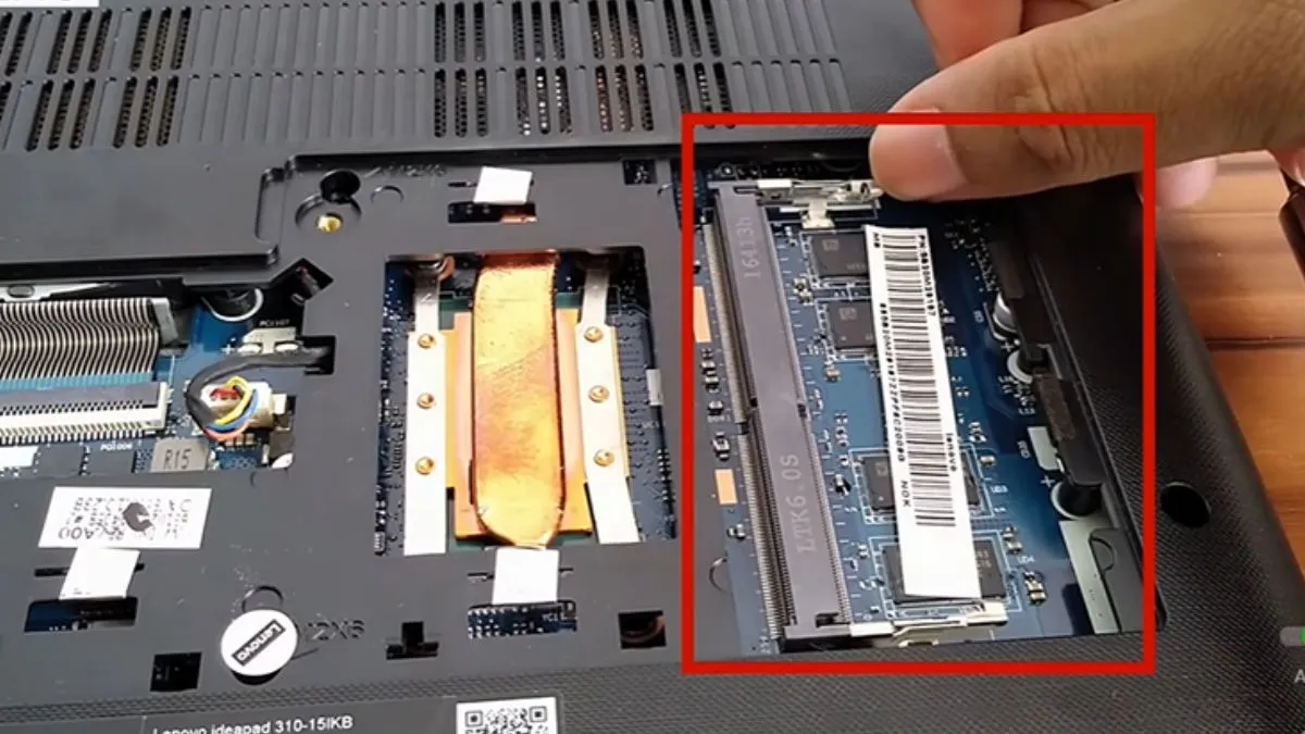 Xác định vị trí của khe RAM