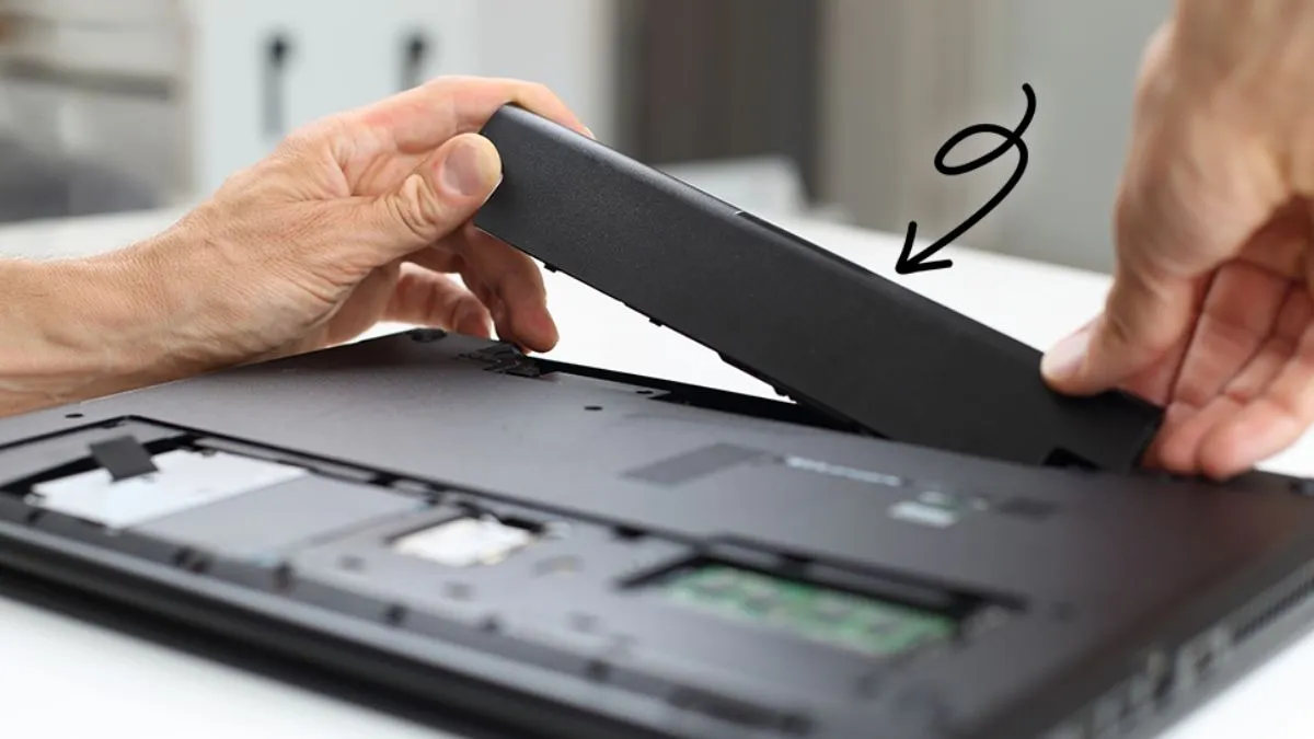 Tháo pin và kiểm tra các linh kiện cơ bản như RAM